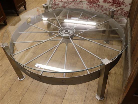 A painted wrought iron spoked wheel industrial coffee table W.123cm
